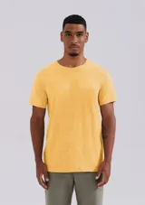 Camiseta básica de manga corta, cuello redondo y calce regular, color rojo jaspeado.