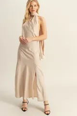 Vestido largo de satén color celeste, con cuello halter que se ata al cuello y espalda descubierta.