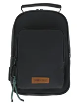 Bandolera negra RKF Water Resistant, confeccionada en poliéster reciclado con forro interior sustentable. Cuenta con compartimento principal y bolsillos con cierre a prueba de agua, correa ajustable y llavero mosquetón.