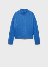 Sweater color crema de punto trenzado con cuello alto.