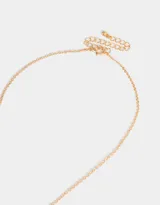 Cadena dorada con dije de candado en forma de corazón y llave con corazón lila.