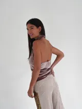 Top negro de terciopelo con cuello alto y espalda baja.