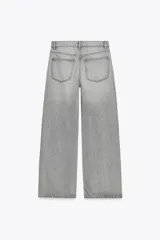 Pantalón de jean azul oscuro, de corte wide leg y tiro medio, con cinco bolsillos y cierre frontal con cremallera y botón metálico.