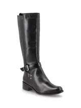Bota de cuero negro de caña alta con panel trasero elastizado, taco medio y hebilla decorativa.