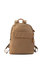 Mochila negra de tela impermeable con detalles en cuero sintético color marrón. Tiene un bolsillo grande frontal con broche, asas ajustables y faja para carry on.