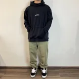 Canguro negro con capucha y corte oversize. Estampado en la espalda con diseño de esqueleto de pez y texto "Surf N' Destroy".