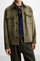 Sobrecamisa color beige de corte recto, con cuello solapa, manga larga con puños abotonados, cierre frontal abotonado, bolsillos de parche con solapa en el pecho y bolsillos de ojal en la cadera.