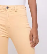 Pantalón de jean color amarillo pastel, corte skinny y cintura alta.