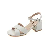 Sandalias blancas de cuero sintético con textura tipo cocodrilo, tiras cruzadas en el empeine, pulsera con hebilla al tobillo y tacón cuadrado bajo.