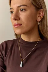 Collar dorado con cadena fina y dije en forma de lágrima de piedra ojo de tigre.