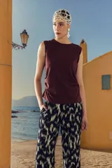 Musculosa color borgoña sin mangas con cuello redondo y frunces laterales.