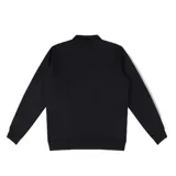 Buzo negro con cuello polo y cierre de un cuarto, con una franja horizontal blanca en el pecho y bolsillos laterales.