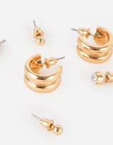 Set de tres pares de aros dorados: un par de argollas gruesas, un par de aros con strass y un par de aros con bolitas.