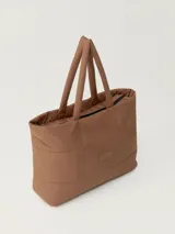 Bolso shopper negro acolchado con 2 asas. Tejido resistente. Cierre principal con cremallera, patrón acolchado exterior con diseño de costuras. Bolsillos interiores para mayor comodidad.