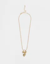 Collar dorado con cadena de eslabones y dijes colgantes: corazón con diseño floral, moño, perla y dije con forma de hoja.