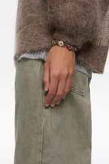 Pulsera de cadena con eslabones plateados y charms circulares esmaltados en diversos colores con logos grabados. Incluye un dije de corazón y cierre de mosquetón.