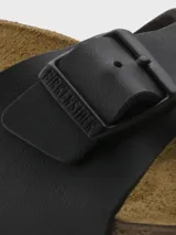 Sandalias Birkenstock modelo Madrid, color negro, con una tira ancha de Birko-Flor y hebilla metálica ajustable.