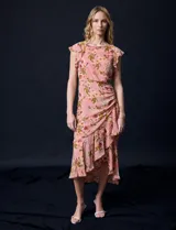 Vestido maxi estampado floral, marca Julia Jordan. Lateral fruncido y lazo de ajuste. Ruedo asimétrico con volados. Lateral con abertura y cierre invisible. Forro interno a tono.