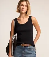 Musculosa negra de rib de algodón, con escote redondo.