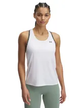 Musculosa deportiva blanca con logo Under Armour en el frente y tirantes negros con letras blancas.