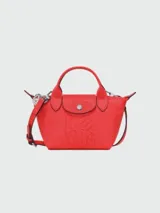 Bandolera Longchamp modelo Le Pliage XS, color rojo con estampado de letras en relieve.