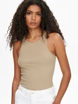 Musculosa color beige de tejido acanalado, con cuello redondo y corte ajustado.