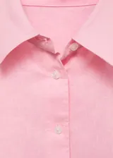 Camisa rosa de lino con cuello camisero, manga larga con puños abotonados, diseño oversize y cierre delantero con botones.