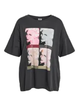 Camiseta gris oscuro de corte holgado con cuello redondo y mangas cortas. Estampado frontal con cuatro imágenes de Madonna en estilo pop art.