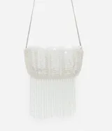 Bolso de fiesta blanco con lentejuelas y flecos de cuentas. Tiene asa de cadena plateada y cierre con botón a presión.