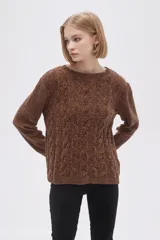Sweater marrón de punto con textura trenzada, cuello redondo y mangas largas.