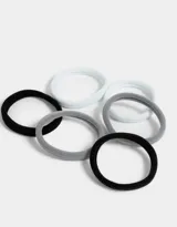 Set de seis gomitas elásticas de toalla lisas en colores negro, gris y blanco.