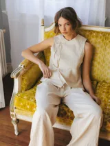 Chaleco color crema con forro suave y detalles con ribetes.