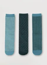 Pack de tres pares de medias de media caña con diseños: un par a rayas horizontales blancas y celestes, un par verde oscuro con lunares blancos y un par celeste con diseño de espiga.