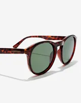Lentes de sol Hawkers unisex, modelo Bel Air, con montura carey y lentes verdes polarizadas.
