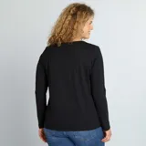 Remera negra de manga larga con cuello redondo.