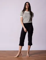 Pantalón capri negro de gabardina elastizada, marca Ruby Rd. Pretina ancha elastizada. Delantera con bolsillos simulados. Trasera con bolsillos aplicados.