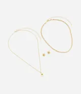 Conjunto de collar y aros dorados con dije redondo con diseño de sol y centro verde. El collar es doble, con una cadena fina y otra trenzada.