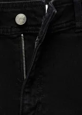 Pantalón culotte de tiro alto color negro, con cierre de cremallera y botón, trabillas, bolsillos traseros, bajo deshilachado y tejido elástico.