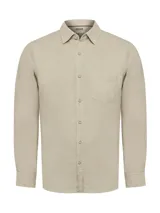 Camisa de manga larga color beige, confeccionada en lino, con cuello clásico, cierre frontal con botones y bolsillo en el pecho.