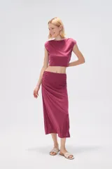 Falda midi negra de modal con frunces laterales.