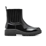 Bota Chelsea de cuero sintético charolado color negro, con elásticos laterales y tirador trasero. Tiene suela track y plataforma.