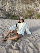 Buzo deportivo color crudo con costuras overlock visibles en color marrón.