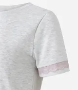 Conjunto de pijama gris claro melange, compuesto por una blusa de manga corta con botones y un pantalón capri con cintura elástica. Ambas prendas tienen detalles de encaje rosa.