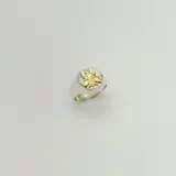 Anillo de plata 925 con aplique de abeja en oro 18k sobre base hexagonal.