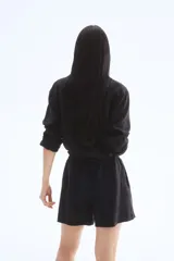 Short negro de lino con cintura elástica y cordón de ajuste.