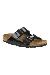 Sandalia negra de dos hebillas, con parte superior de patent Birko-Flor y plantilla anatómica de látex y corcho.