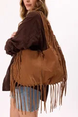 Bolso marrón de símil gamuza con flecos largos, estilo boho.