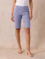 Bermuda estampada con flores en tonos azul, rosa y blanco. Marca Zac & Rachel, pretina ancha elastizada.
