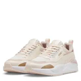 Championes de mujer con diseño urbano, en combinación de colores gris, negro y rosa, con cierre de cordones.