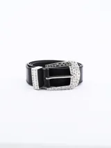 Cinto de cuero negro con hebilla plateada con incrustaciones de strass.